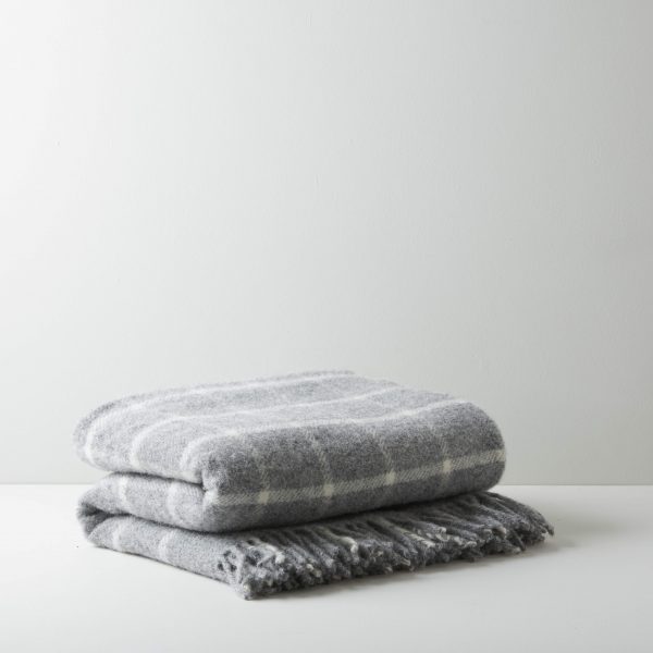 SILVER GREY CHEQUERED WOOL THROW